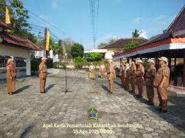 SEBELUM MEMULAI PEKERJAAN, SELURUH PAMONG MELAKSANAKAN APEL
